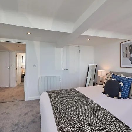 Host & - Pier View Penthouse Apartment